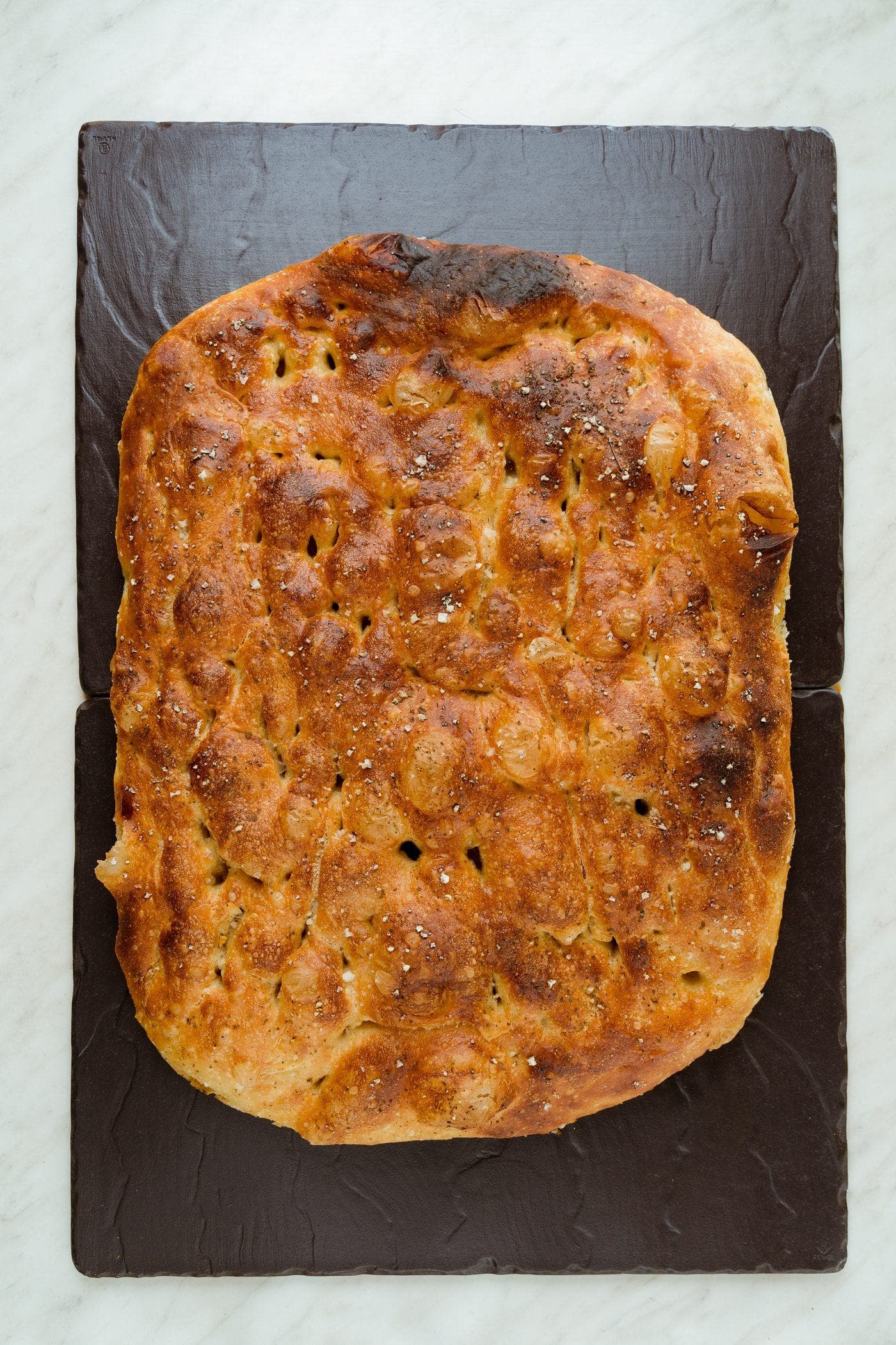 Pan dorado al horno, servido sobre piedra