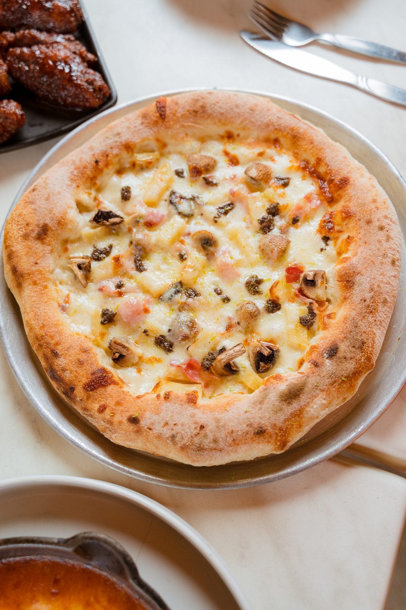 Pizza napolitana con champiñones y queso fundido