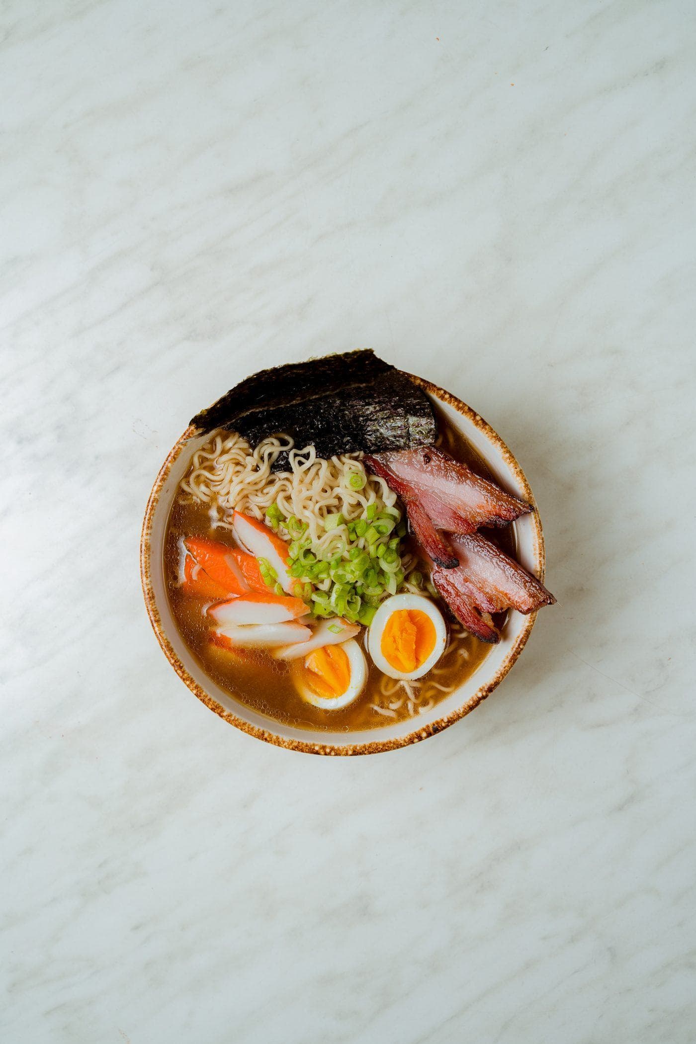 Tazón de ramen con huevo, alga y cerdo